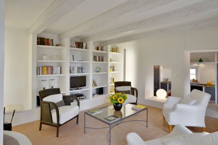 Wohnraum mit Bücherregal